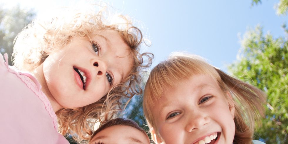 3 lachende Kinder