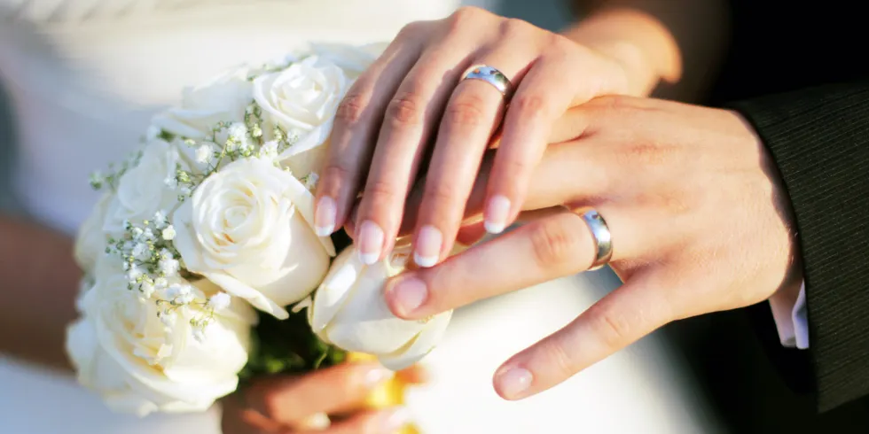 Hände eines Hochzeitpaares