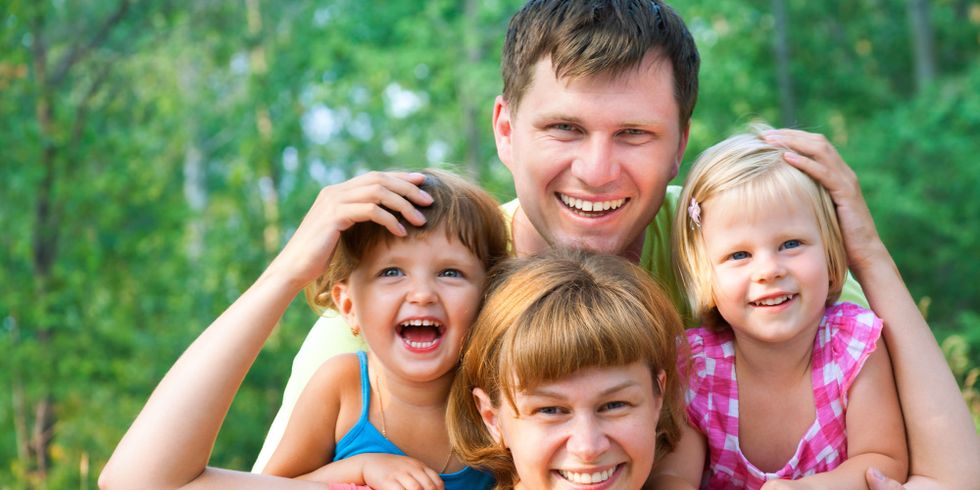 Glückliche Familie im Sommer