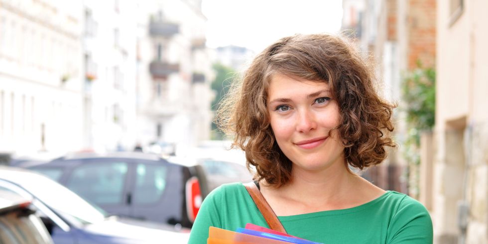 Studentin mit Arbeitsmappen