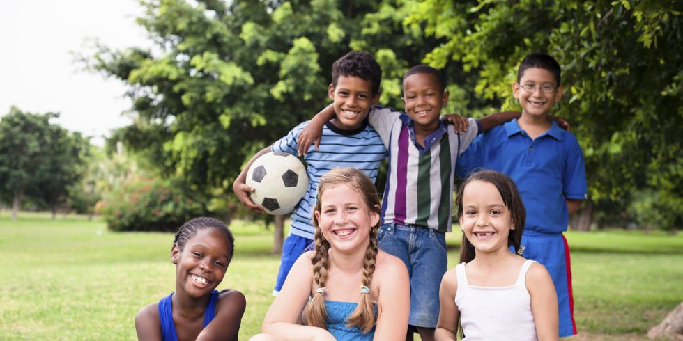Kinder unterschiedlicher Herkunft bei gemeinsamen Spiel