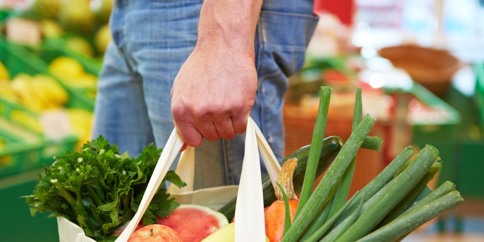 Mann mit Beutel im Supermarkt