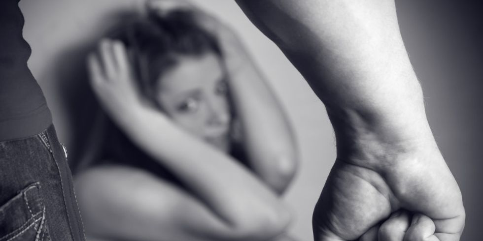 Mann droht mit geballter faust einer ängstlichen Frau