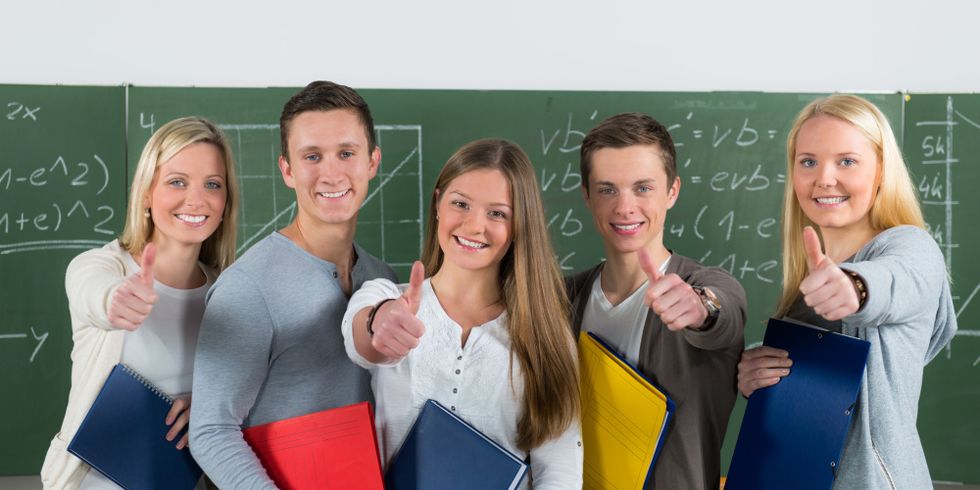 motivierte Schülergruppe zeigt Daumen hoch