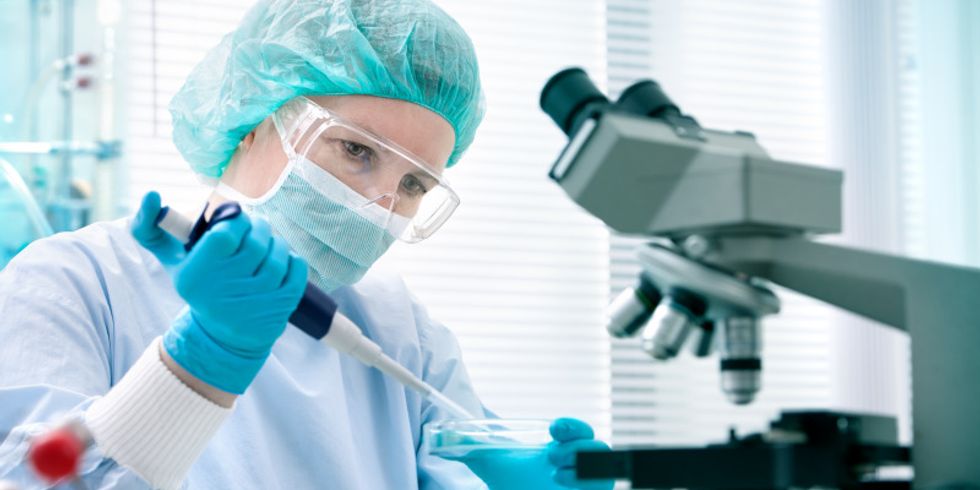 Forscherin mit Pipette im Labor