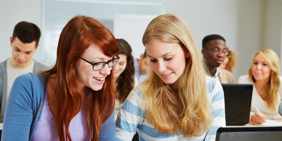 Zwei Studentinnen im Lernraum mit Laptop