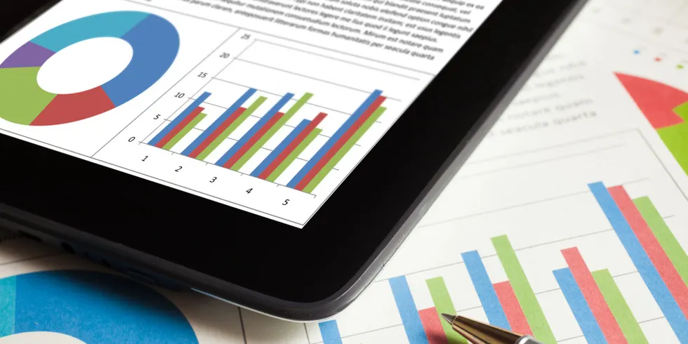 Statistische Aufbereitung auf Blatt mit Kugelschreiber und einem Tablet darüber liegend