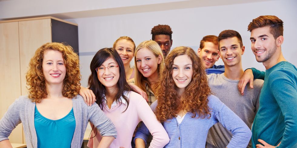 Viele Jugendliche in einem Klassenraum