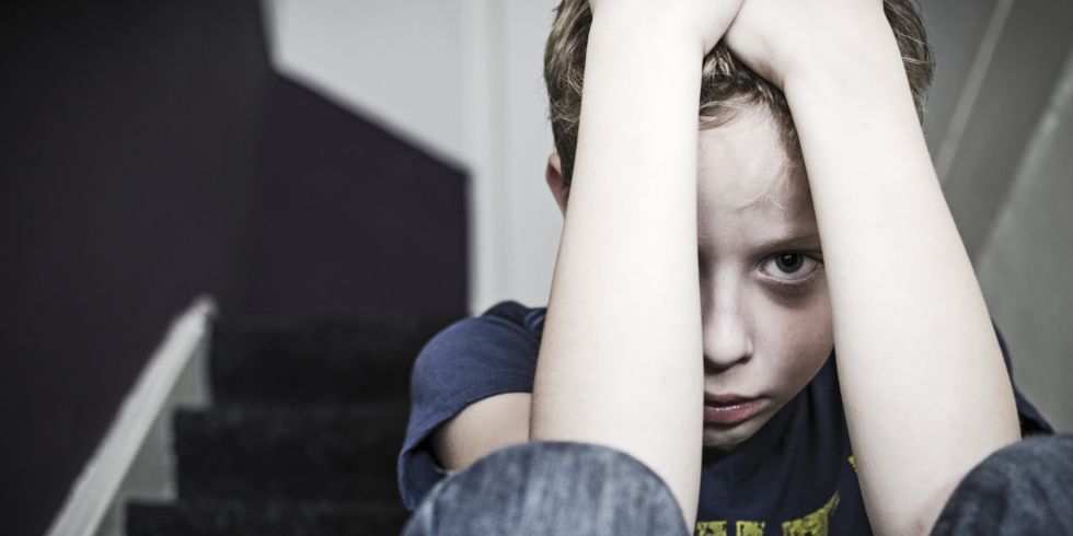 Depressiver kleiner Junge