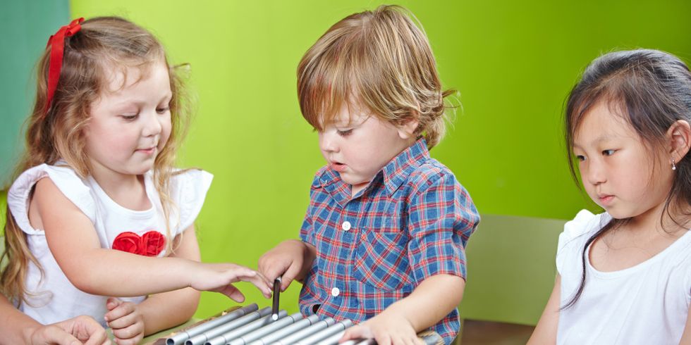 Junge spielt Xylophon in Musikschule