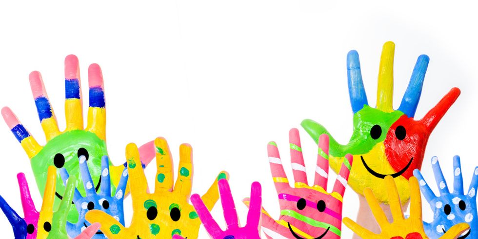 Farbenfroh bemalte Handinnenflächen