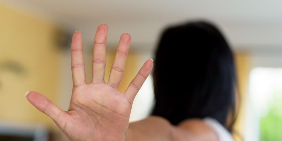 Frau mit ausgestreckter abwehrender Hand