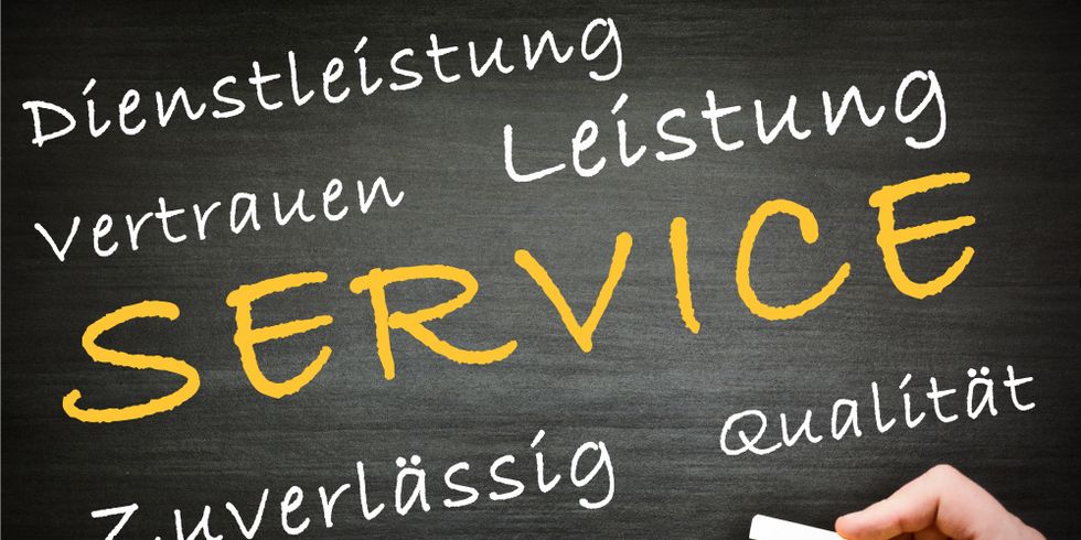 Tafel mit Schlagwörtern wie Service, Dienstleistung, Qualität etc.