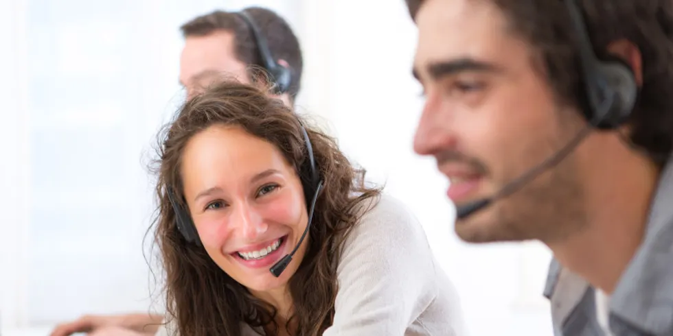Junge Frau im Callcenter