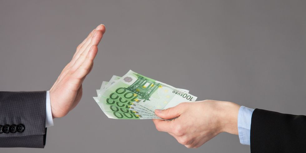 Hand lehnt angebotenen Geldbetrag ab