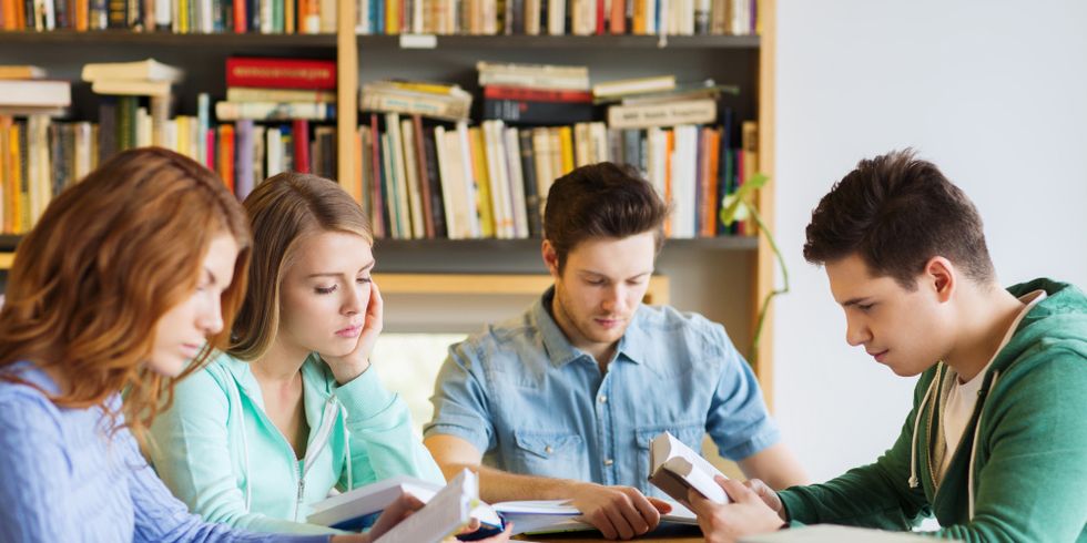 Studenten mit Büchern in einer Bibliothek