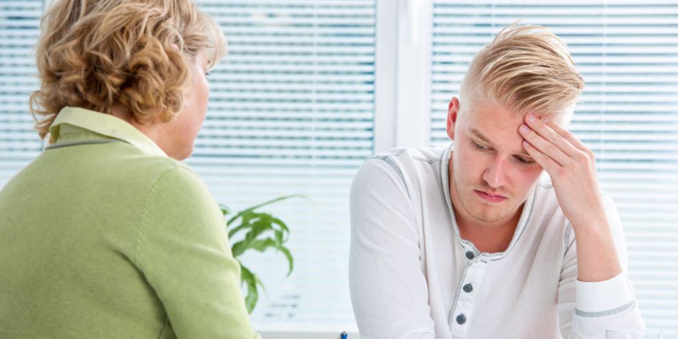 Eine Psychotherapeutin berät einen Patienten in ihrer Praxis