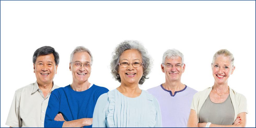 Gruppe von Seniorinnen und Senioren unterschiedlicher ethnischer Herkunft