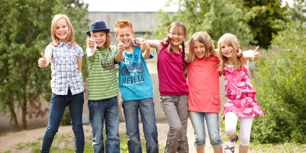 Gruppe fröhlicher Kinder