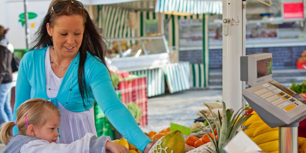 Muter mit Kind auf dem Markt