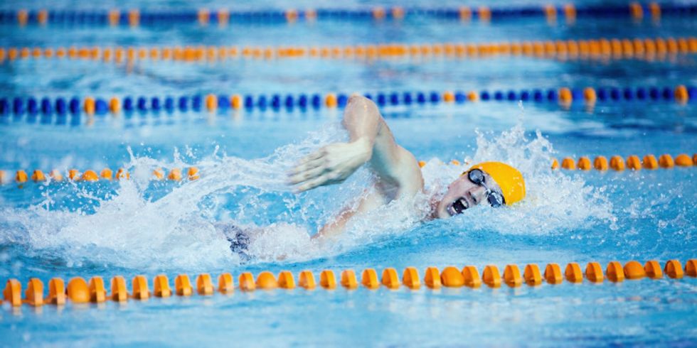 Ein Schwimmer im Wasser