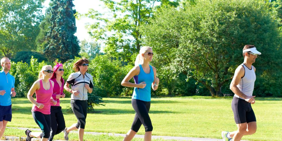 Mehrere Jogger im Park