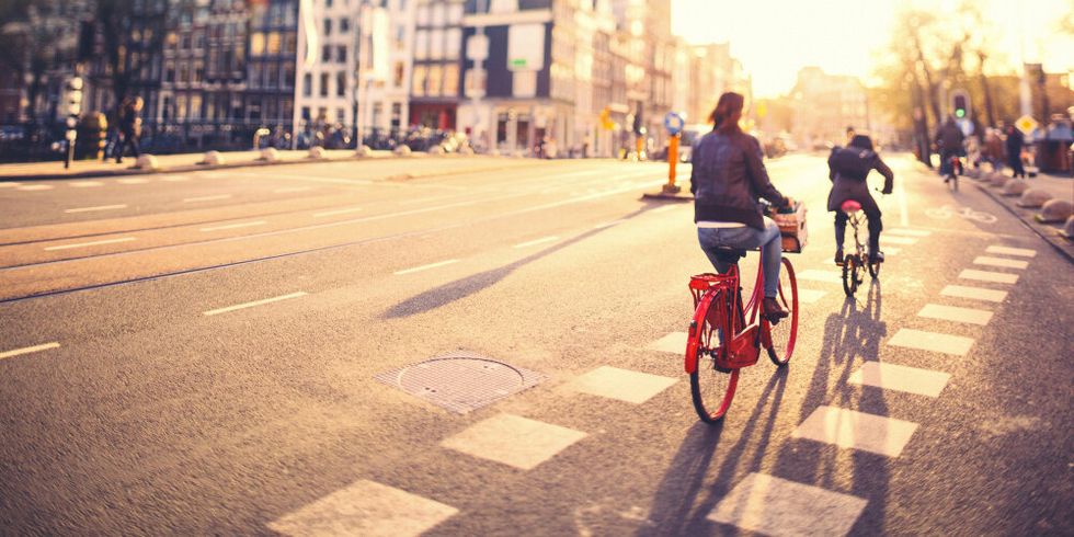 zwei Radfahrer auf einer Straße