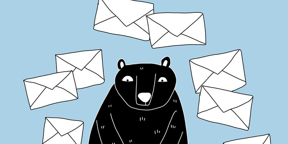 Titelzeichnung Newsletter. Gezeichneter Bär ist umgeben von vielen Briefumschlägen und hält einen rosafarbenen Brief in seinen Tatzen