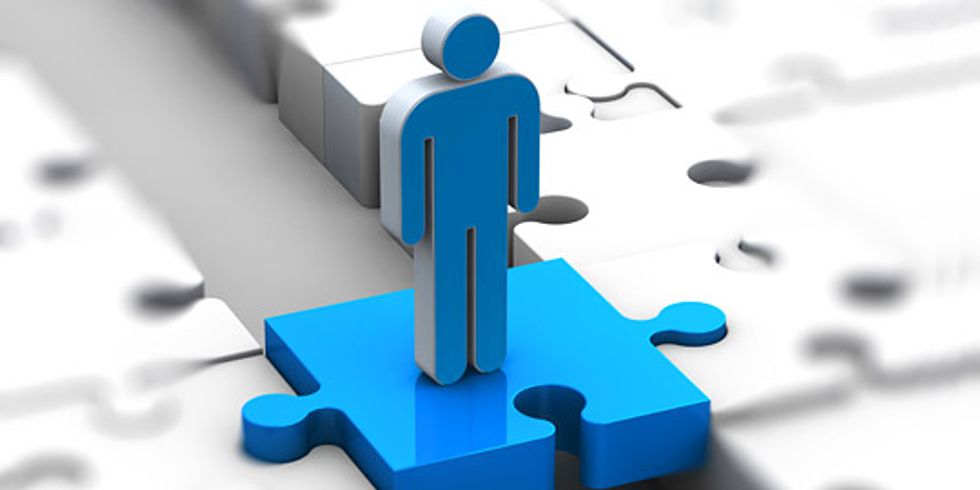 Puzzleteil mit einer Figur verbindet zwei Puzzlespiele