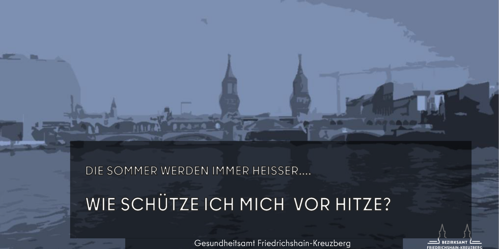 Im Hintergrund ist die Ringbahnbrücke Oberspree zu sehen, die die Spree im Berliner Stadtteil Treptow überquert. Im Vordergrund steht der Schriftzug: ‚Die Sommer werden immer heißer … Wie kann ich mich vor Hitze schützen? Gesundheitsamt Friedrichshain-Kreuzberg, FB 2 Infektions-, Katastrophen- und umweltbezogener Gesundheitsschutz.‘“
