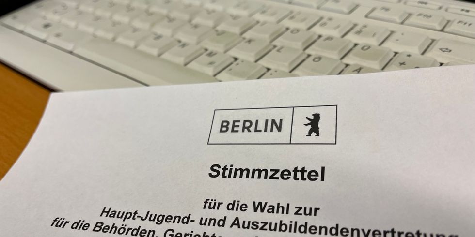 Stimmzettel auf Tastatur