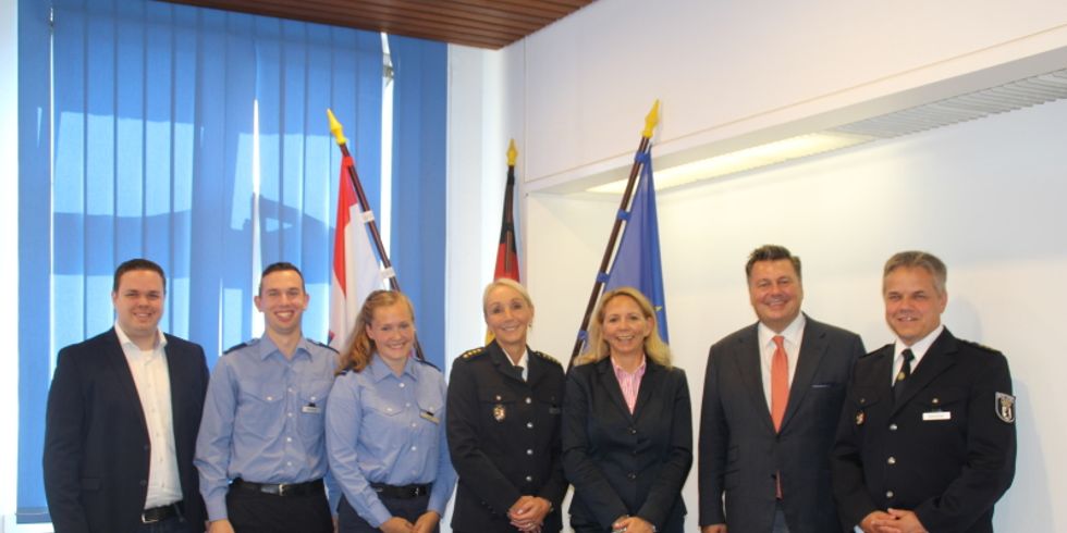 Gemeinsames Foto im Anschluss an die Besichtigung mit Innensenator Andreas, Vertretern der Polizei und Vertretern der Auszubildendenvertretungen