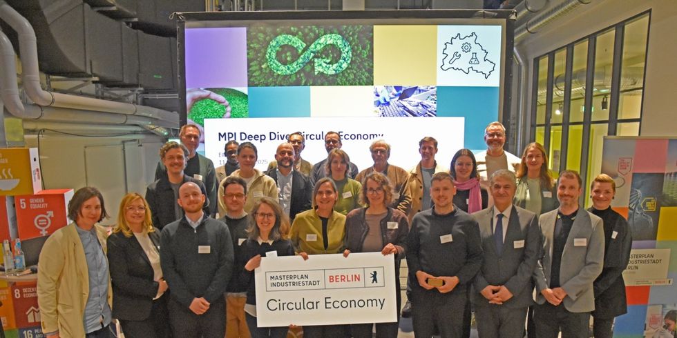 Ein Gruppenbild und ein Schild Circular Economy