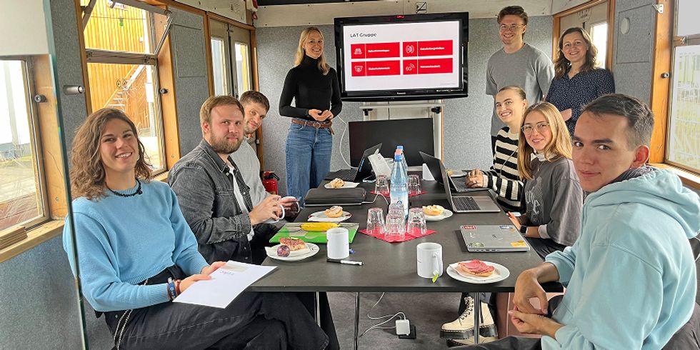 Studierende in einem Arbeitsraum