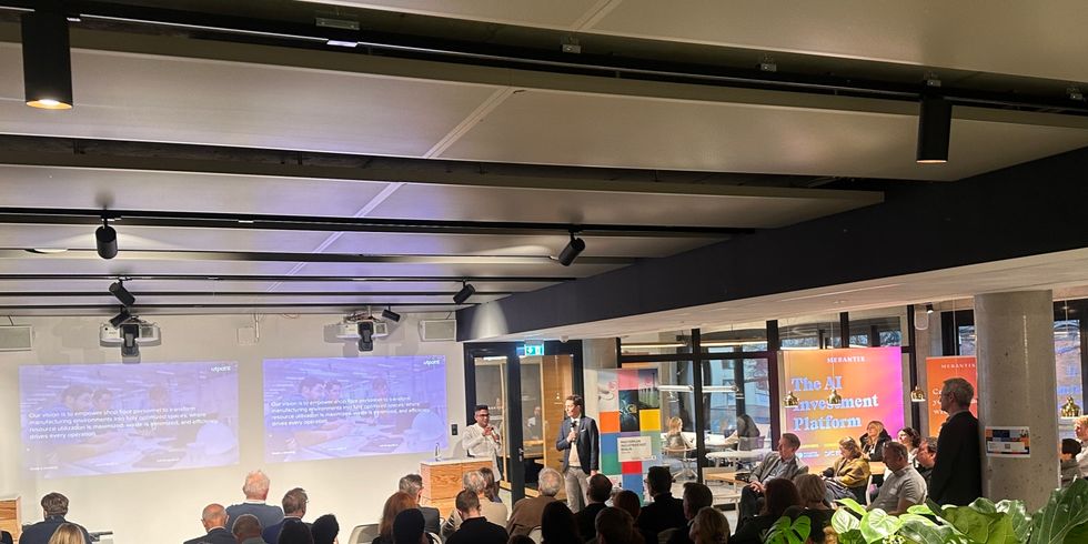 MPI Konfernz, viele Leute schauen einem Render am Pult zu