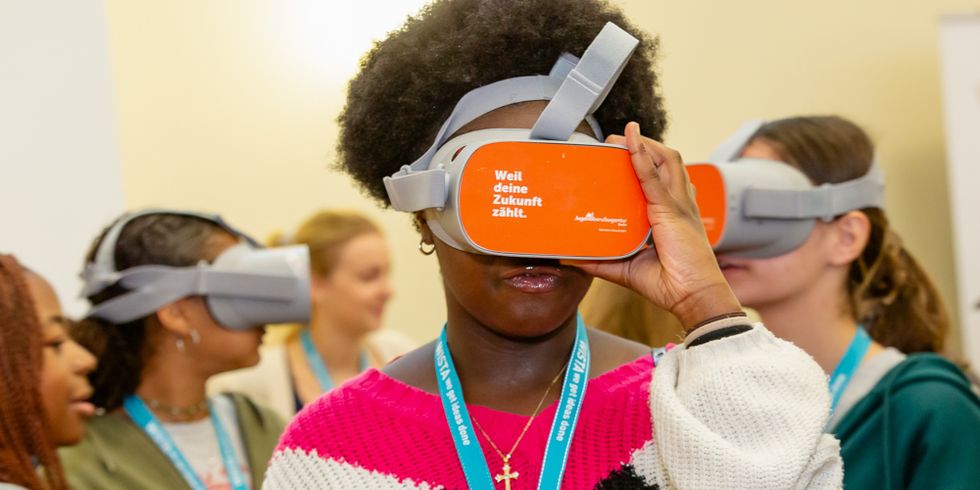 Junges Mädchen mit VR Brille vor den Augen