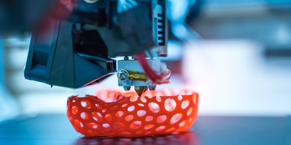 Ein 3D Drucker erzeugt eine rote Form