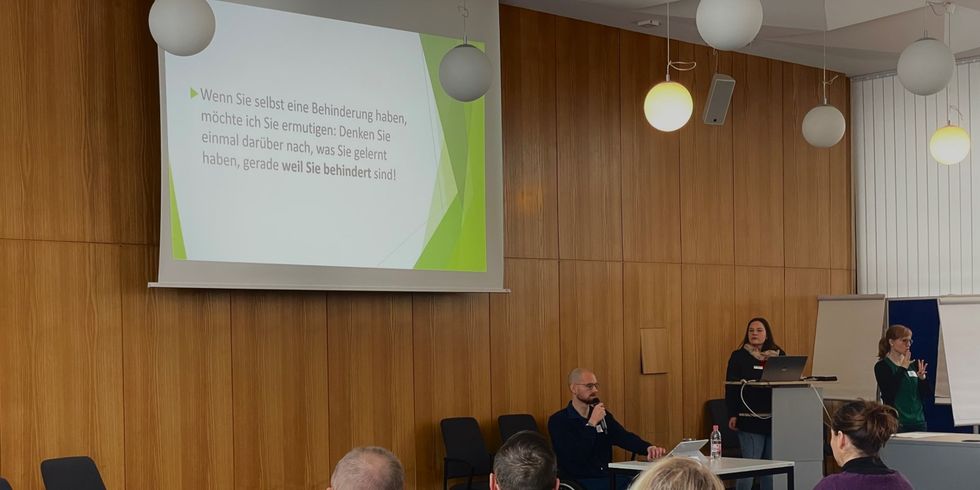 Vortrag zum Thema Behinderung mit Redner und Gebärdendolmetscherin