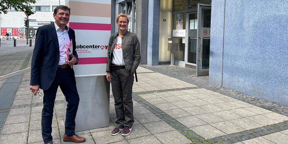 Fr. Dr. Yvonne Kaiser (BMAS) und Herr Mania (Geschäftsführer des Jobcenter Berlin Mitte) vor der JBA