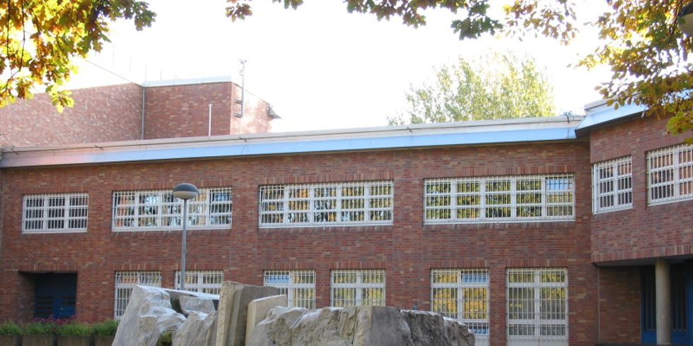 Schule mit Brunnen