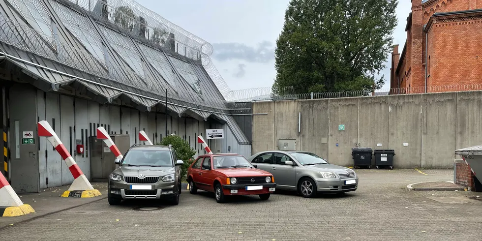 Drei Autos vor einer Werkstatt