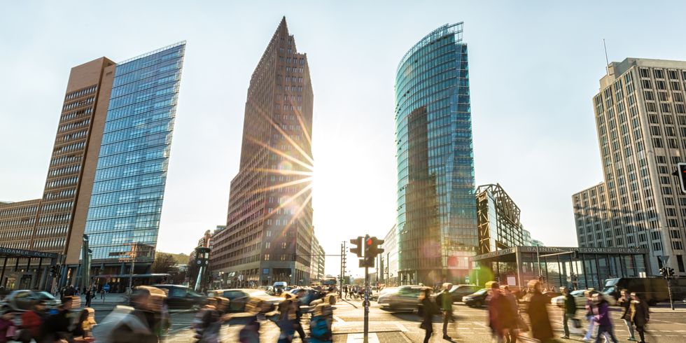 Postdamer Platz mit Menschengetümmel im Morgenlicht