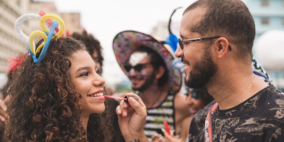 junge diverse Menschen auf einem Festival