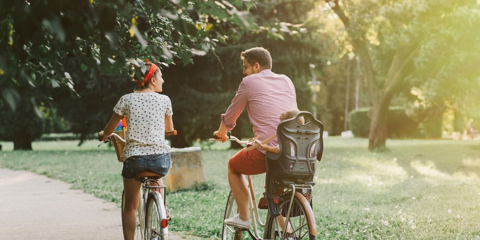 junge Familie radelt durch den Park