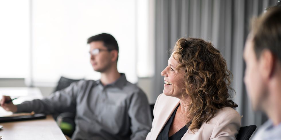 Menschen während einer Besprechung im Büro
