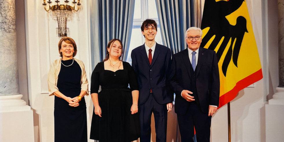 Die KJP'ler_innen Leia und Spirou mit dem Bundespräsidenten und seiner Frau Elke Büdenbender