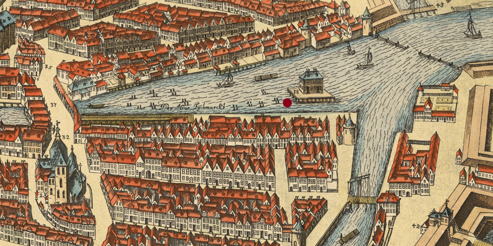 Ausschnitt aus dem „Vogelschauplan“ von 1688 von Johann Bernhard Schulz Im Vordergrund Alt-Cölln mit Rathaus und Petrikirche (links) und heutiger Roßstraßenbrücke nach Neu-Cölln (rechts), im Mittelgrund der Mühlendamm mit Fischerbrücke und Fischmarkt, die gestaute Spree mit dem Abzweig Spreekanal, im Hintergrund Alt-Berlin mit Nikolaikirche, Molkenmarkt, Amt Mühlenhof, Stralauer Straße und Tor mit Oberbaum. Auf der Alt-Cöllner Uferseite ist zur Orientierung der ungefähre Standort der QR-Station Historischer Hafen markiert.