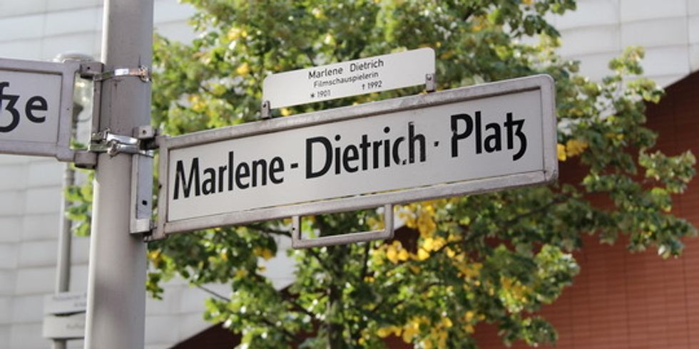 Straßenschild Marlene-Dietrich-Platz
