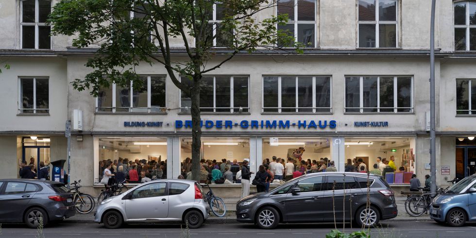 Hausfassade mit Aufschrift Brüder Grimm Haus