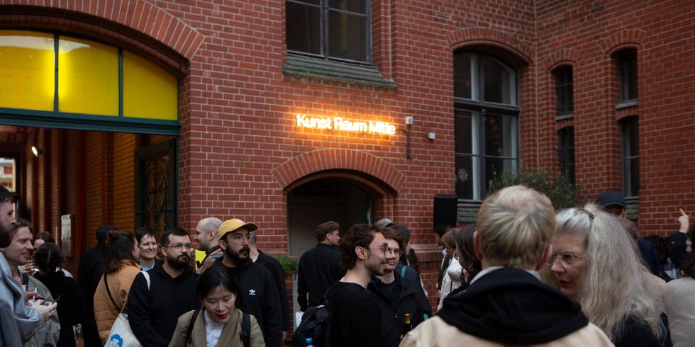Menschen bei einem Fest in einem Hof